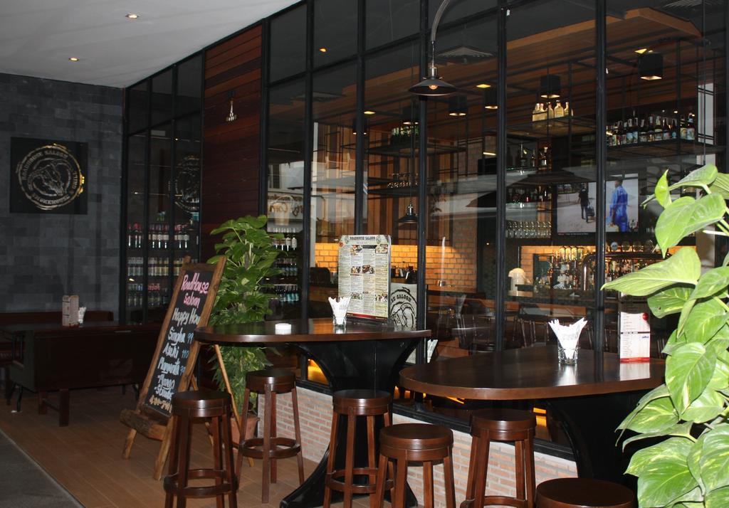 Trinity Silom Hotel Bangkok Exterior foto